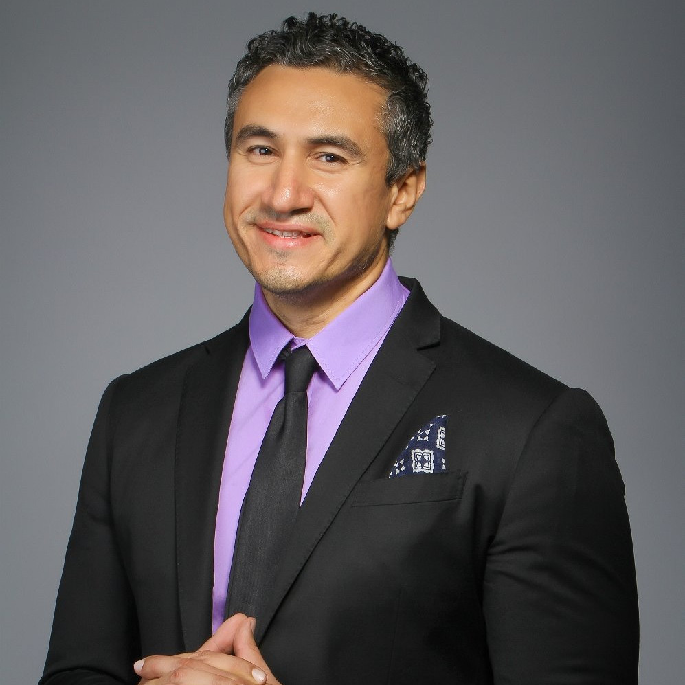 جلسة التجميل الأنثوي  إحدي جلسات المنتدي العربي للمرأة